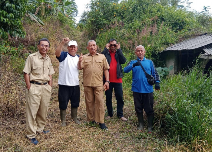 Koptan Mekar Tani Gotong-royong Perbaiki Jalan ke Wisata Gunung Batu