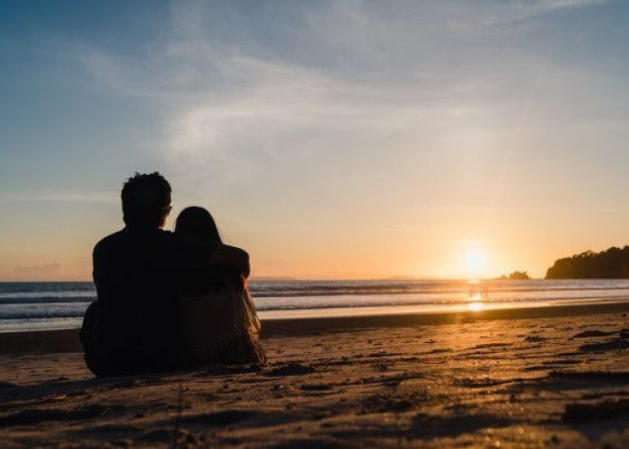 Jadi Makin Romantis Bersama Pasangan, Ini 4 Prompt Gemini AI Berlatar Belakang Pantai Lengkap dengan Sunset