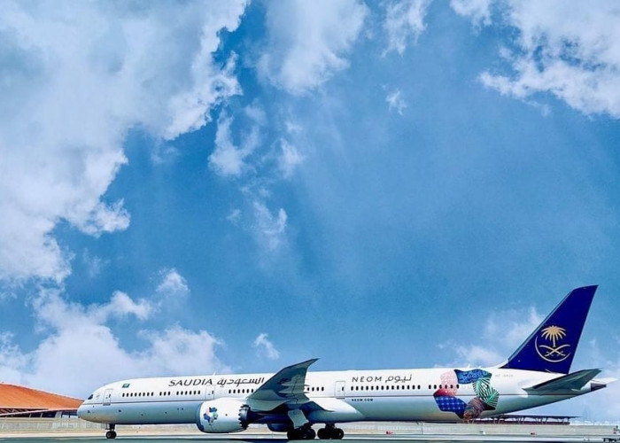 MANTAP! Jemaah Haji Ciayumajakuningsusu Perdana Terbang dari Bandara Kertajati, Pakai Pesawat Saudia Airlines