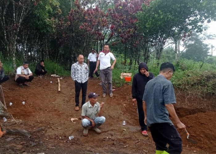 Keren, Desa Bangbayang Bangun Irigasi dan Tembok Penahan Tebing Sendiri