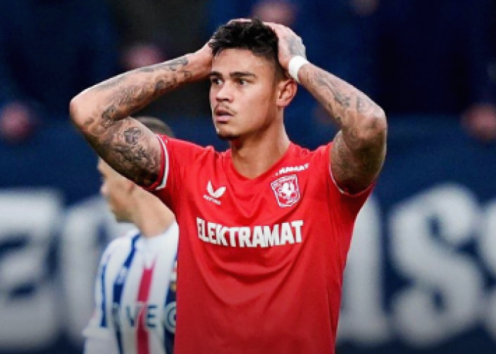 Ultimatum FC Twente untuk Mees Hilgers: Perpanjang Kontrak atau Hanya Duduk di Tribun