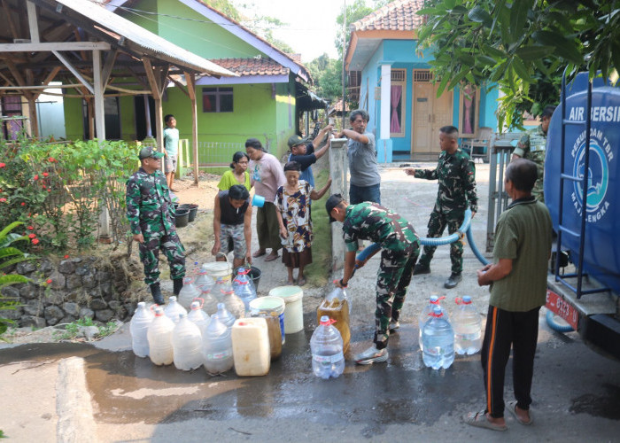 Kemarau Panjang di Kertajati, Prajurit Yonif TP 338/TM Salurkan Air Bersih untuk Warga