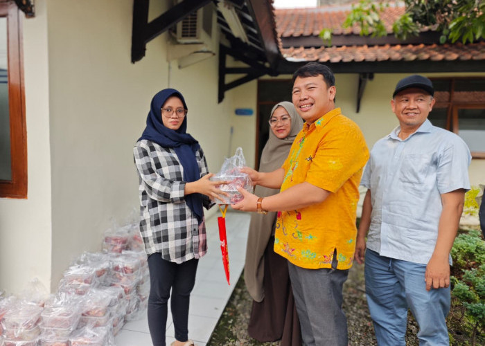 Kemendukbangga/BKKBN Jabar dan IPEKB Bagikan Daging Kurban untuk Cegah Stunting