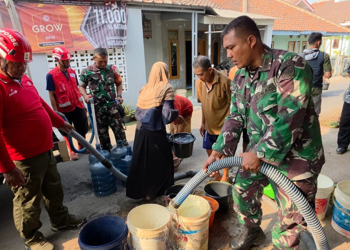 Kemarau Panjang, Warga Cijati Majalengka Dapat Bantuan Air Bersih dari TNI, Polri dan PMI