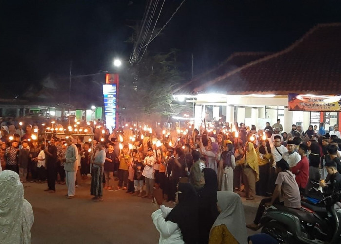 Peringati 1 Muharam, Desa-desa di Kecamatan Sindangwangi Gelar Pawai Obor