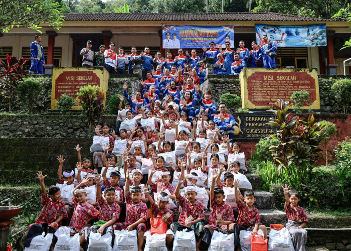 Komisaris Pertamina Tanamkan Semangat Belajar dan Nasionalisme kepada Siswa Karangasem