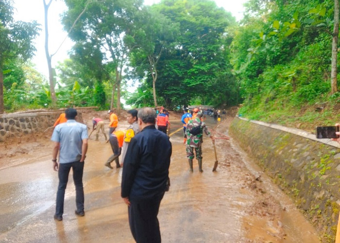 Akibat Longsor, Jalan Majalengka-Kuningan via Cikijing Masih Ditutup