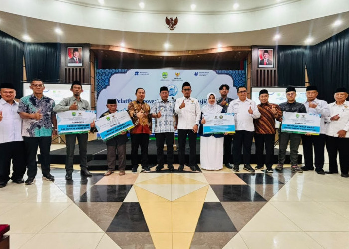 Baznas Majalengka Dorong Masjid Jadi Pusat Ekonomi Umat, Salurkan 500 Mushaf Al-Qur’an dan Bantuan Rp311 Juta