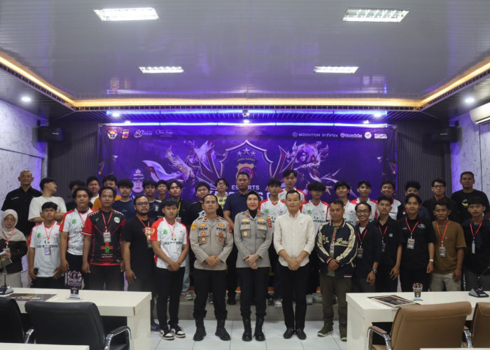 Kapolres Majalengka Serahkan Penghargaan Pemenang Turnamen Mobile Legends Kapolres Cup