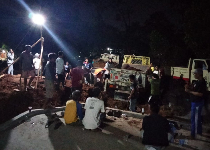 Melongok Perjuangan Masyarakat Sindangwangi Sambut MTQ Rela Kerja Malam Timbun Lapangan berlubang