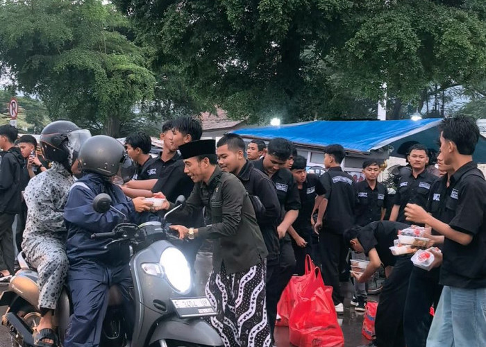 Aksi Sosial Ramadhan di Majalengka, Gus Hishnu Basyaiban Bagikan 2.000 Takjil Rice Bowl