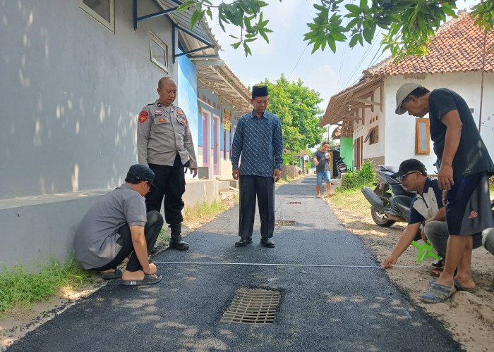 Pastikan Pengerjaan Jalan Sesuai Spek, Pemdes Paningkiran Terjun Langsung Lakukan Pengawasan