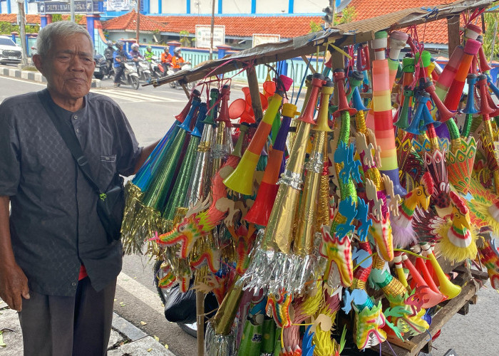 Jelang Tahun Baru 2026, Penjual Terompet Sepi Pembeli