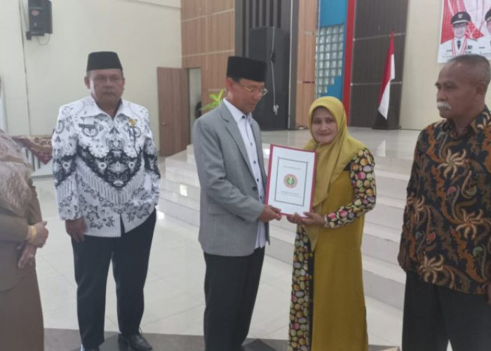 PGRI Santuni Ratusan Pensiunan Guru 