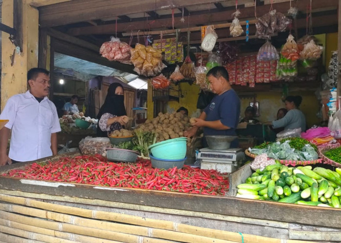WOW! Harga Cabai Merah Rp50 Ribu Per Kg di Pasar Sindangkasih Cigasong