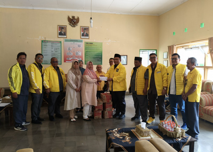 Golkar Majalengka Berbagi Kebahagiaan Lewat Santunan dan Pembagian Bendera Merah Putih