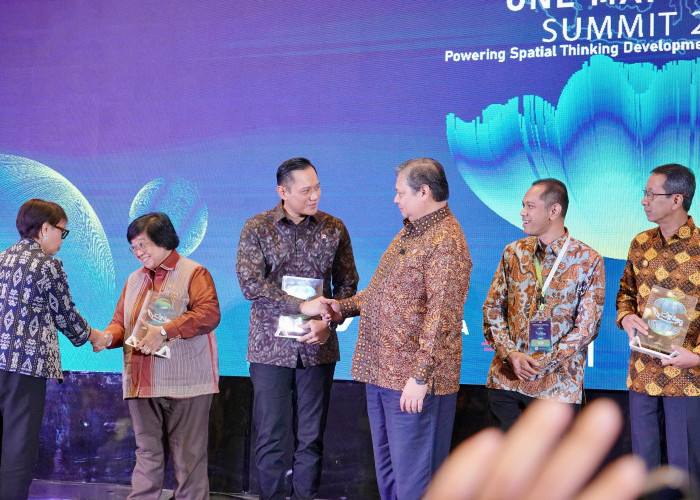  Menteri AHY Terima Penghargaan Anugerah One Map Policy