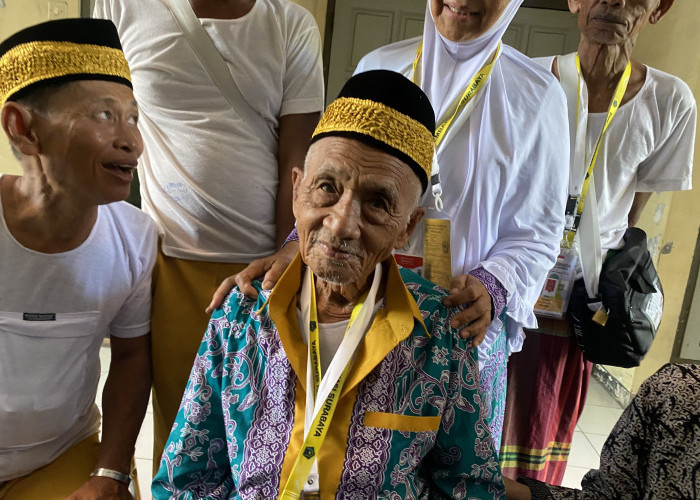 KEREN! Harun Calon Haji Tertua Asal Pamekasan yang Nekat Berangkat di Usia 119 Tahun