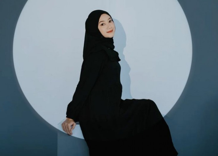 Tak Terlihat Seperti Editan, Berikut Kumpulan Prompt Gemini AI Foto Wanita Hijab dengan Konsep Studio Foto 