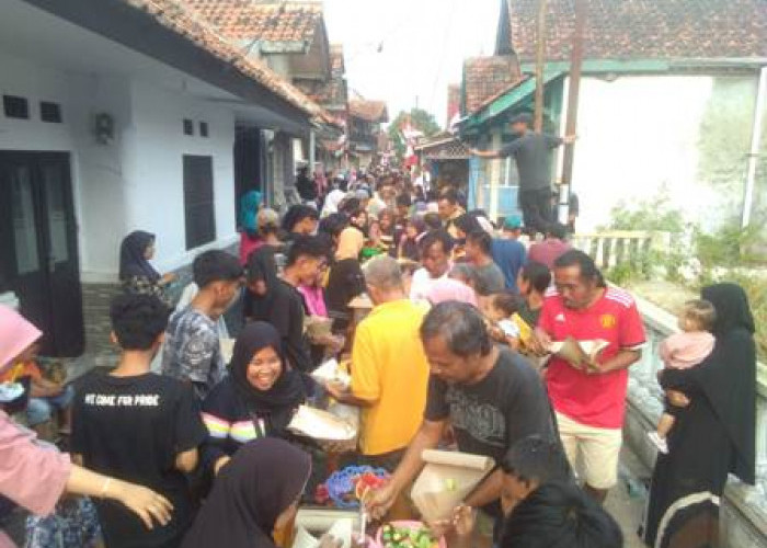 Warga RW 05 Balakecrakan Makan Bersama di Gang Paraji, Pedagang Gorengan Raih Kulkas 2 Pintu  