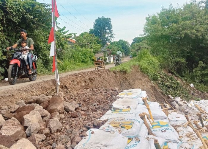 JALAN RUSAK MAJALENGKA, Lebar Jalan Desa Ligung Lor Tinggal 1 Meter, Mengerikan!