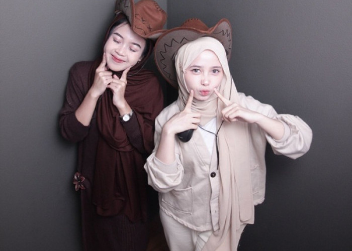 Cara Edit Foto Gemini Konsep Foto Studio Lengkap Menggunakan Hijab Bersama Teman atau Keluarga, Yuk Cobain