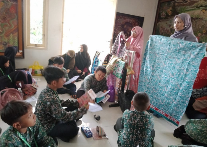 Siswa SDIT Al Afiyah Belajar Membatik di Galeri Batik Herti Elit