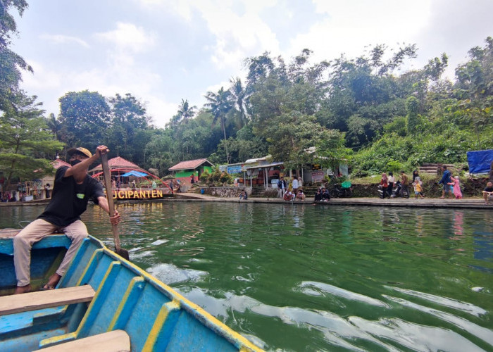 Aktivitas menarik di Situ Cipanten Majalengka, salah satunya adalah naik perahu dayung.