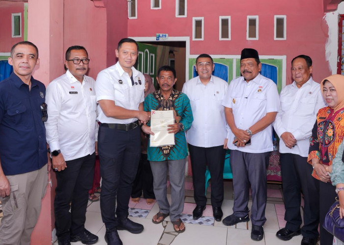 Bersama Menko AHY, Wamen Ossy Serahkan 184 Sertipikat Elektronik untuk Rakyat di Bengkulu