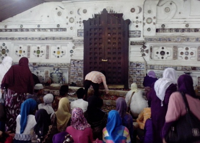 Wisata Religi Makam Sunan Gunung Jati di Cirebon, Bisa Berziarah Sambil Berburu Karomah