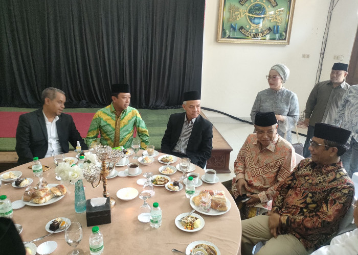 Kondangan Ke Pondok Pesantren Kempek, Ganjar Pranowo-Mahfud MD Sambangi Kota Wali