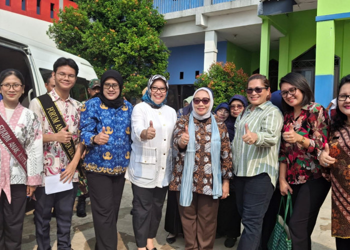 Menteri PPPA Bagikan 300 Paket Bantuan untuk Anak di Kampung Pemulung Bekasi Sambut HAN 2025