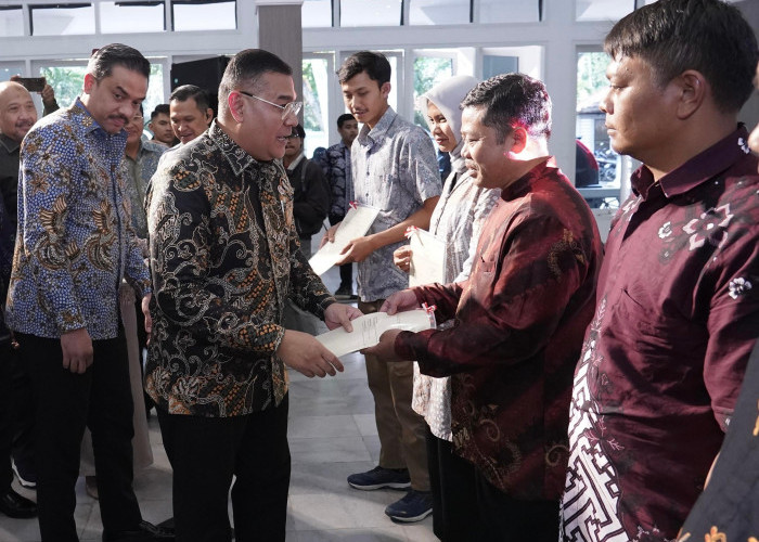 Wamen ATR/BPN Ossy Dermawan Serahkan Sertipikat Tanah untuk Penggiat UMKM di Garut