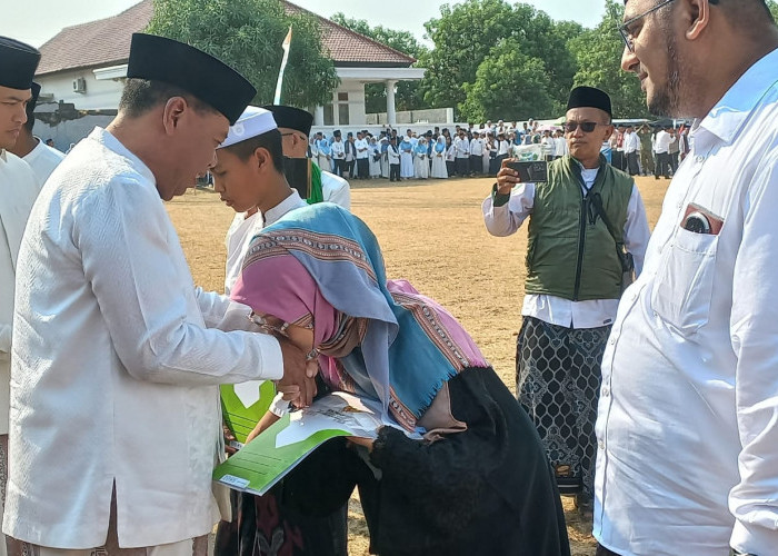 Bupati Majalengka Pimpin Upacara Hari Santri 2026 di Panyingkiran, Serahkan Bantuan untuk Pesantren