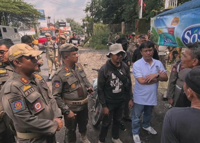 Satpol PP Tertibkan Bangunan Liar di Sepanjang Jalur Provinsi Majalengka-Kadipaten