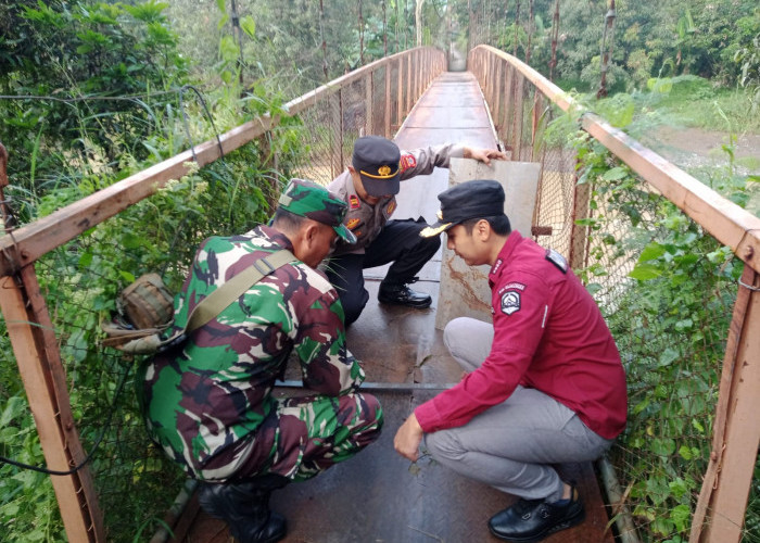 Kondisinya Rusak, TNI-Polri Perbaiki Jembatan Gantung Sungai Cijurey