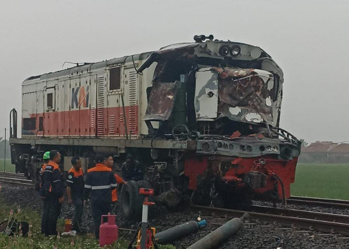 Truk Tangki Tertabrak KA Menoreh di Perlintasan Tanpa Palang Pintu Gebang Cirebon