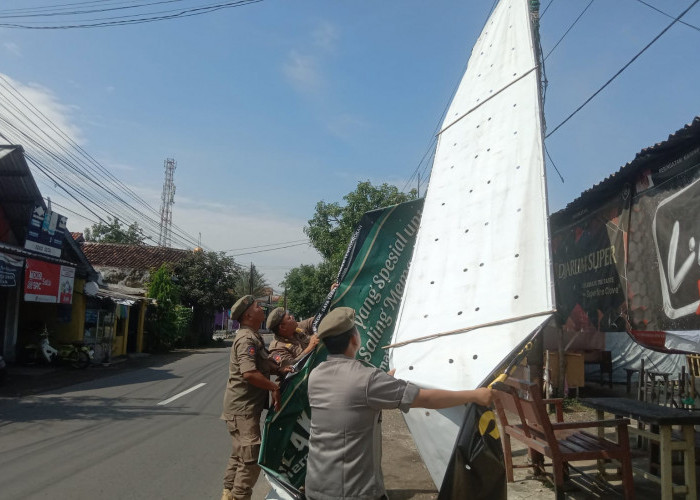 Satpol PP Leuwimunding Tertibkan Baliho Tidak Patuhi Aturan