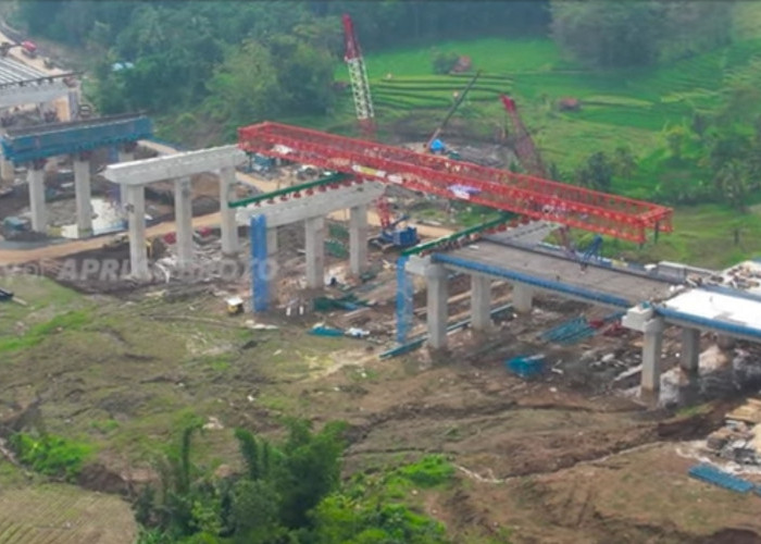 MANTAP! Tol Cisumdawu Dikebut, 2 Launcher Girder Dikerahkan di Jembatan Conggeang