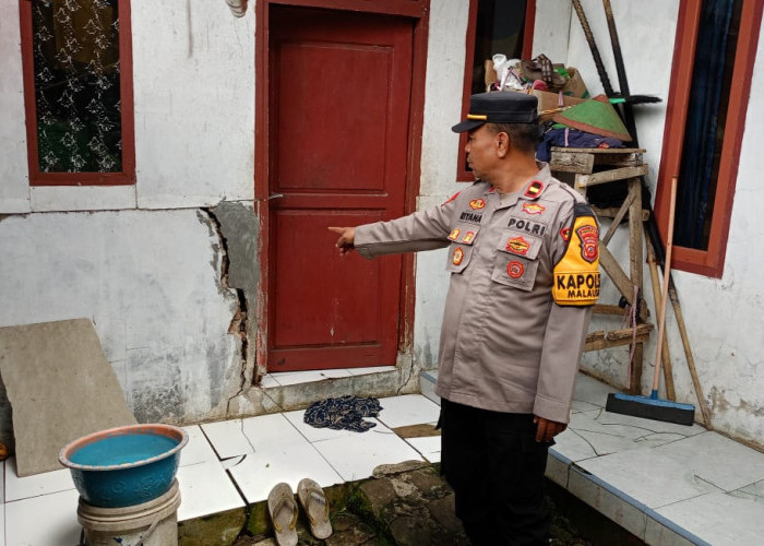 Polri Tanggap Bencana, Kapolsek Malausma Cek Retakan Rumah dan Tanah Pasca Hujan Deras