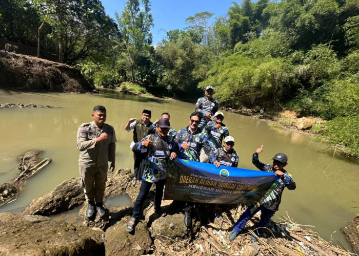 Komunitas Angler Pengawal DAS Cilutung Tebar 10 Ribu Bibit Ikan di Sungai Cilutung Majalengka