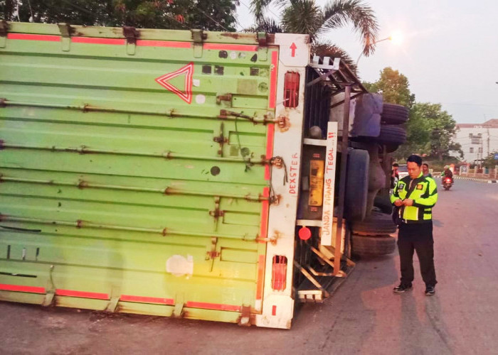 Diduga Sopir Ngantuk, Mobil Truk Terguling di Bundaran Kedawung Cirebon