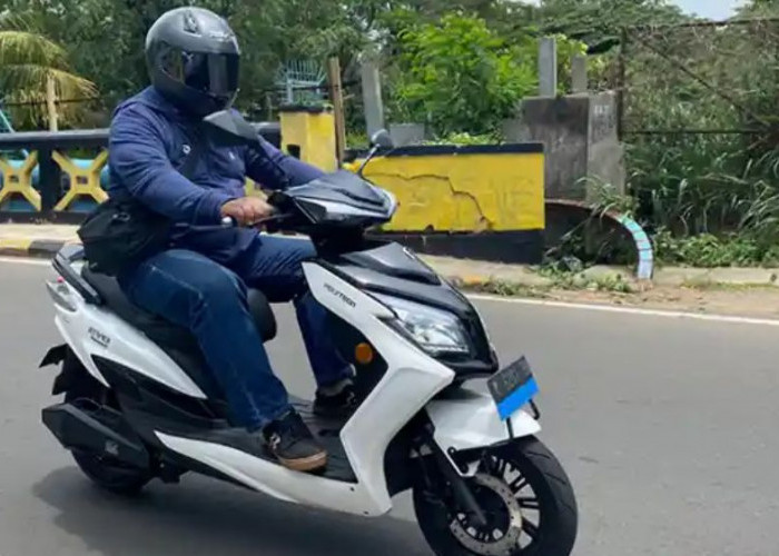Motor Listrik Polytron EVO Baterai Ganda 3,48 kWh, Mode Fleksibel, Jarak 200 Km, Isi Ulang Cepat di Rumah