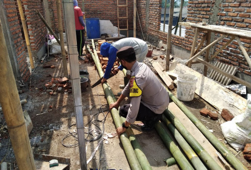 Polisi Turut Bantu Warga Binaan Bangun Rumah Dalam Rangka Sambut HUT Bhayangkara Ke 76