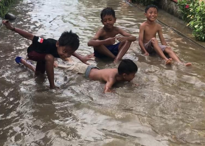 Sungai Cikamangi Meluap , Puluhan Rumah di Leuweunghapit Terendam
