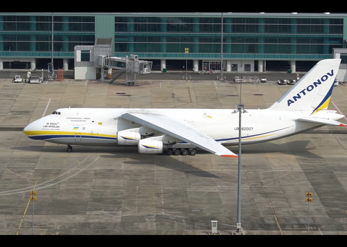 Pesawat Cargo Terbesar di Dunia Mendarat di Bandara Kertajati Majalengka, Menhub Ikut Bangga