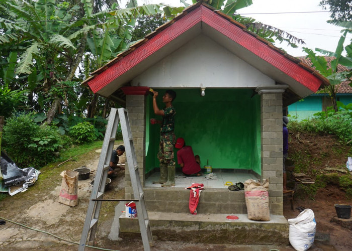 Satgas TMMD 127 Kodim Majalengka Tetap Semangat Cat Pos Kamling Saat Puasa di Sindangwangi