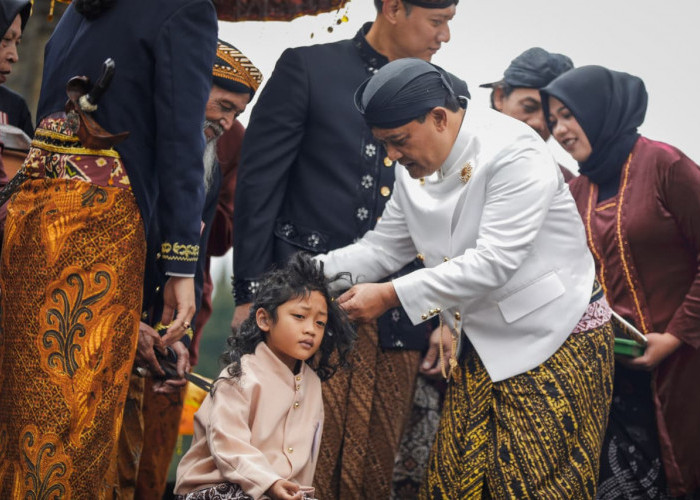 Kala Tradisi Cukur Rambut Gimbal Jadi Magnet Ribuan Wisatawan di Dieng Culture Festival 2025