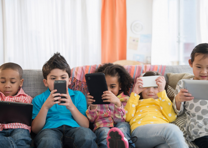 Orang Tua Wajib Tahu, Kebiasaan Ini Bisa Merusak Anak Akibat Medsos! Pemerintah Atur Pembatasan Medsos Anak 