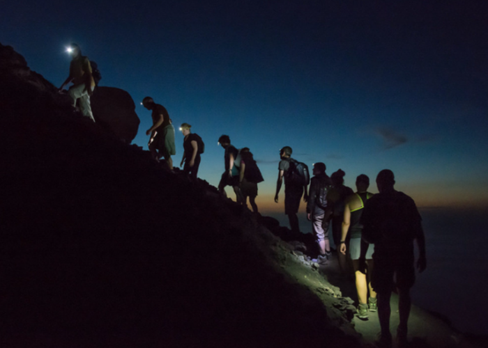 5 Tips Mendaki Gunung Di Malam Hari, Penting Untuk Diperhatikan